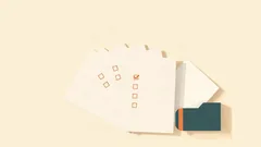 Xấp biểu mẫu trắng xòe ra với các ô vuông, một ô đã đánh dấu, cạnh bìa hồ sơ: mẫu đăng ký doanh nghiệp mới